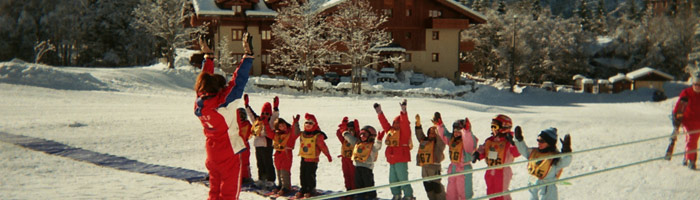 ecole de ski devant le chalet au pied des pistes pralognan la vanoise pres du dome des sonnailles