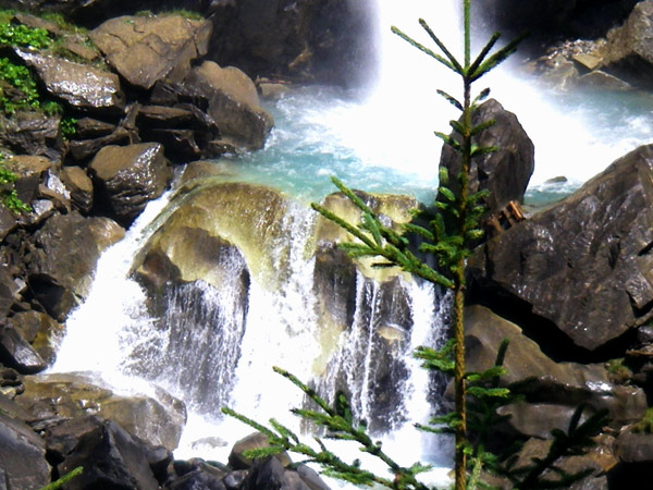 traverse au dessus de la cascade de la fraiche