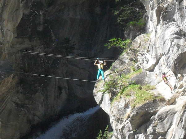 traverse au dessus de la cascade de la fraiche